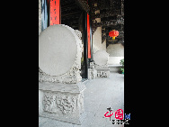 La maison des familles Chen est nommée également « l'école de la famille Chen ». À l'époque elle fut à la fois le temple des ancêtres et l'école des familles Chen des 72 districts de la province du Guangdong. La construction a débuté en 1888 et s'est achevée en 1905.