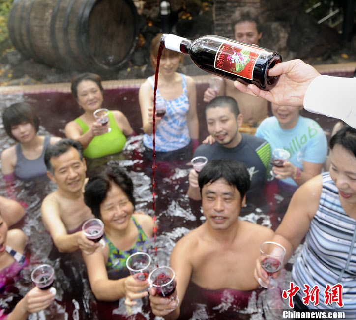 Le 18 novembre marque l'arrivée annuelle du Beaujolais nouveau. En raison du décalage horaire, les Japonais étaient heureux de déguster le millésime de cette année en premier. Durant les célébrations du Beaujolais nouveau dans une source thermale de Hakone, au Japon, des amateurs de vin se sont baignés dans un bassin rempli de Beaujolais. Le 18 novembre marque l'arrivée annuelle du Beaujolais nouveau. En raison du décalage horaire, les Japonais étaient heureux de déguster le millésime de cette année en premier. Durant les célébrations du Beaujolais nouveau dans une source thermale de Hakone, au Japon, des amateurs de vin se sont baignés dans un bassin rempli de Beaujolais.