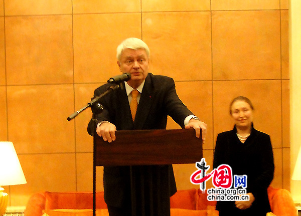 Le 26 novembre, deux jours avant son départ, Hervé Ladsous prononce un discours dans la résidence de l'ambassadeur à Beijing.