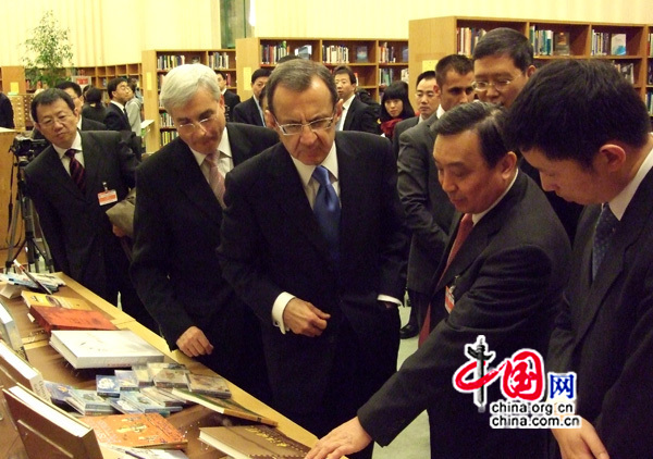 Wang Chen, directeur du Bureau d'Information du Conseil des Affaires d'État de Chine et Sergei A. Ordzhonikidze, sécrétaire général adjoint des Nations Unies et directeur général du Bureau des Nations Unies à Genève, à la cérémonie de remise de livres. (Photographe: Zhao Liping)