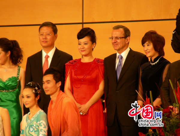 He Yafei, représentant permanent de la Chine auprès des Nations Unies à Genève, Sergei A. Ordzhonikidze, sécrétaire général adjoint des Nations Unies et directeur général du Bureau des Nations Unies à Genève, et les artistes chinois posent pour une photo de groupe après le spectacle de « Perception de la Chine à Genève » (Photographe: Hua Zhongchao)