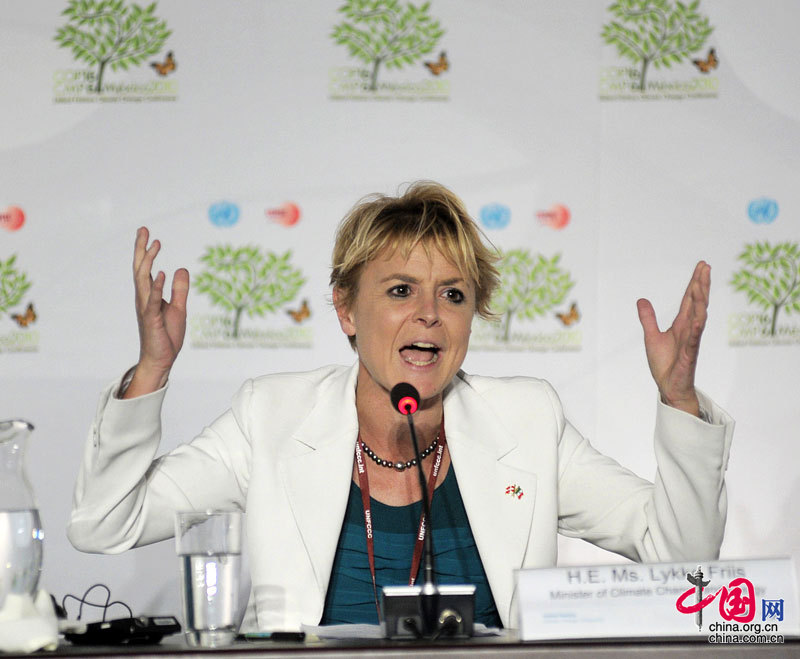 Mme. Lykke Friis, ministre du Climat et de l&apos;Énergie du Danemark, prononce un discours à la conférence.