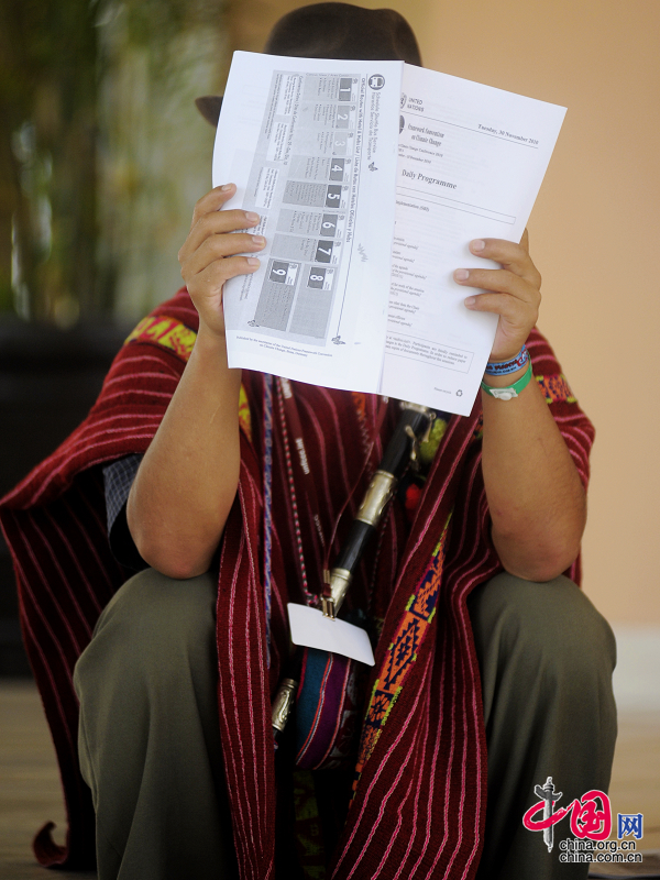 Un participant est en train de lire des documents de la Conférence.