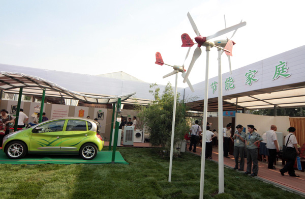 Lors de l'Exposition internationale sur l'économie d'énergie et la protection de l'environnement, organisée à Beijing en 2009, des petites éoliennes et des voitures économisant l'énergie attirent des citadins. CNSPHOTO