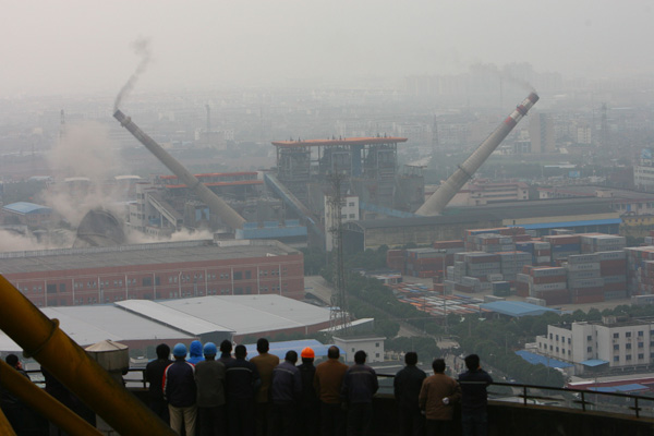 Deux cheminées hautes de 100 m et une tour de refroidissement haute de 60 m ont été démolies le 17 décembre 2009, c'était le premier dynamitage en vue de réduire les émissions de gaz polluants à Ningbo (Zhejiang).