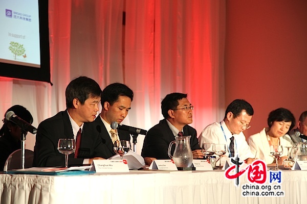 Le 6 décembre, des représentants chinois et étrangers prononcent des discours au Sommet sur les villes.