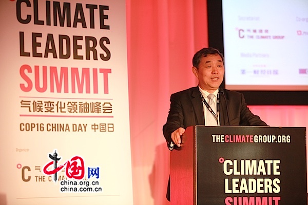 Le 6 décembre, Li Junfeng, directeur adjoint de l’Institut des énergies de la Commission d’État pour le développement et la réforme, prononce un discours.