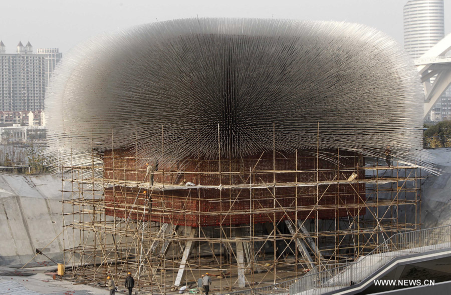 Des travailleurs démolissent les tubes en acrylique du pavillon du Royaume-Uni dans le parc de l'Exposition universelle de Shanghai, le 8 décembre 2010. La démolition de quelque 60 000 tubes en acrylique sera terminée à la fin de l'année. 1