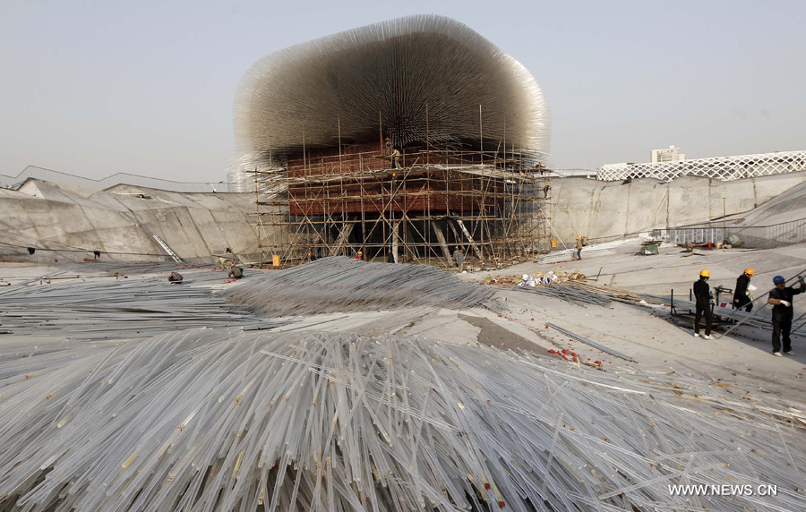Des travailleurs démolissent les tubes en acrylique du pavillon du Royaume-Uni dans le parc de l'Exposition universelle de Shanghai, le 8 décembre 2010. La démolition de quelque 60 000 tubes en acrylique sera terminée à la fin de l'année.