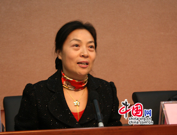  Li Yafang, rédactrice en chef adjointe de China.org.cn, prononce un discours à la cérémonie d'ouverture du Séminaire sur la traduction du chinois vers le français.
