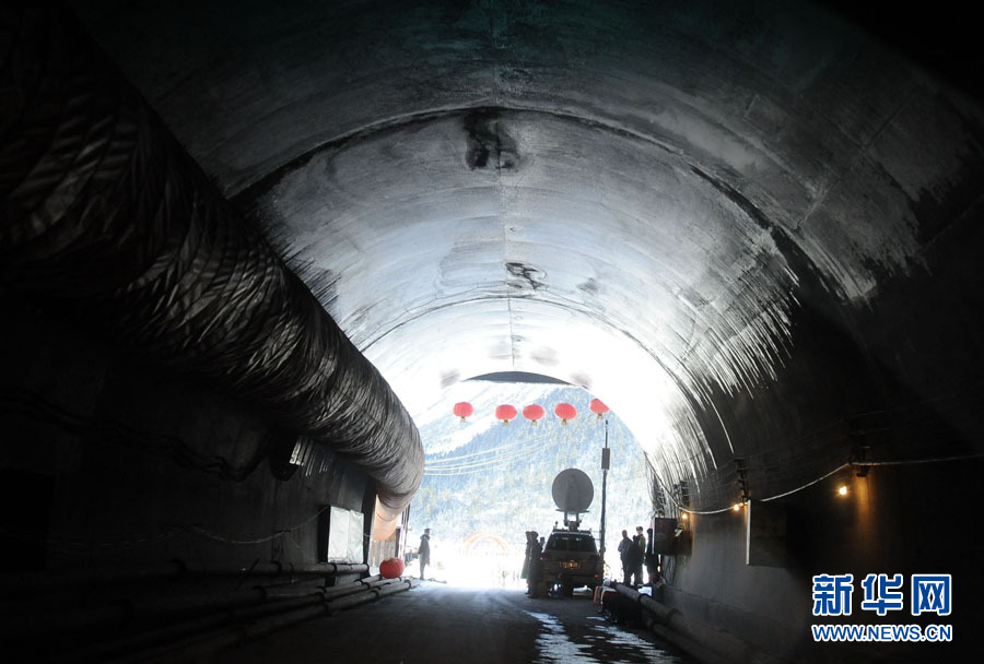 Fin des travaux d'un tunnel sur une autoroute du Tibet 13