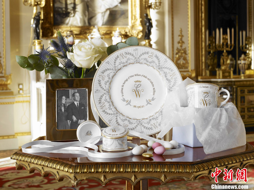 Mise en vente d&apos;objets souvenirs commémorant le mariage du prince William