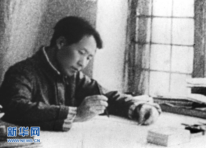 La photo représente Mao Zedong qui écrit dans une grotte de Yan'an durant la guerre.