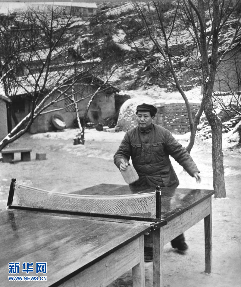 Mao Zedong joue au ping-pong en 1946 à Yan'an.