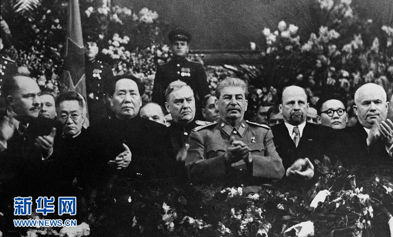 Le 21 décembre 1949, Mao Zedong assiste à la cérémonie de célébration du 70e anniversaire de Joseph Staline. 