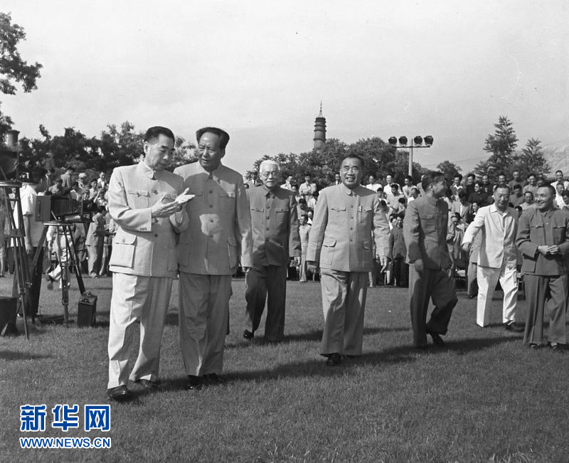  En 1956, Mao Zedong rencontre des représentants qui participent à une conférence élargie du Comité national de la planification scientifique. 