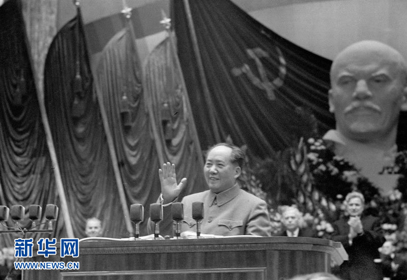Mao Zedong prononce un discours à la cérémonie de célébration du 40e anniversaire de la Révolution d'octobre le 6 novembre 1957 à Moscou.