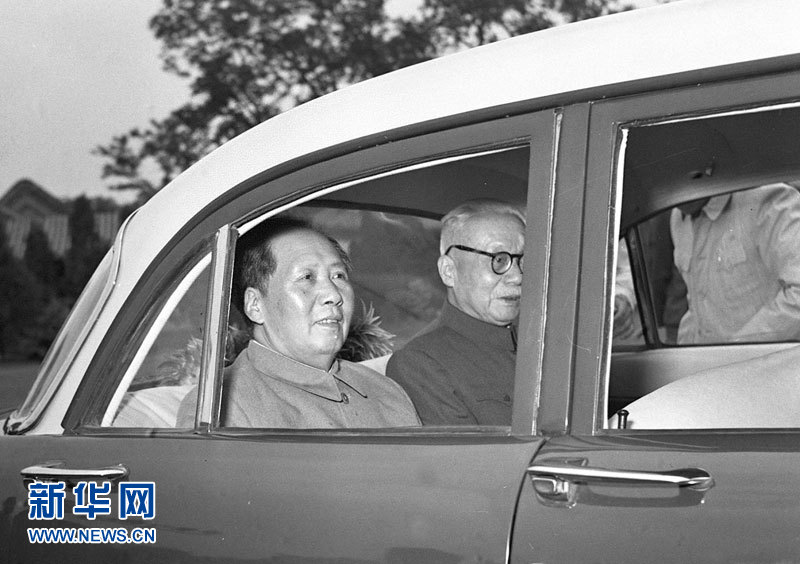 Le 21 mai 1958, Mao Zedong essaie la première voiture fabriquée par la Chine, de la marque Dongfeng. 