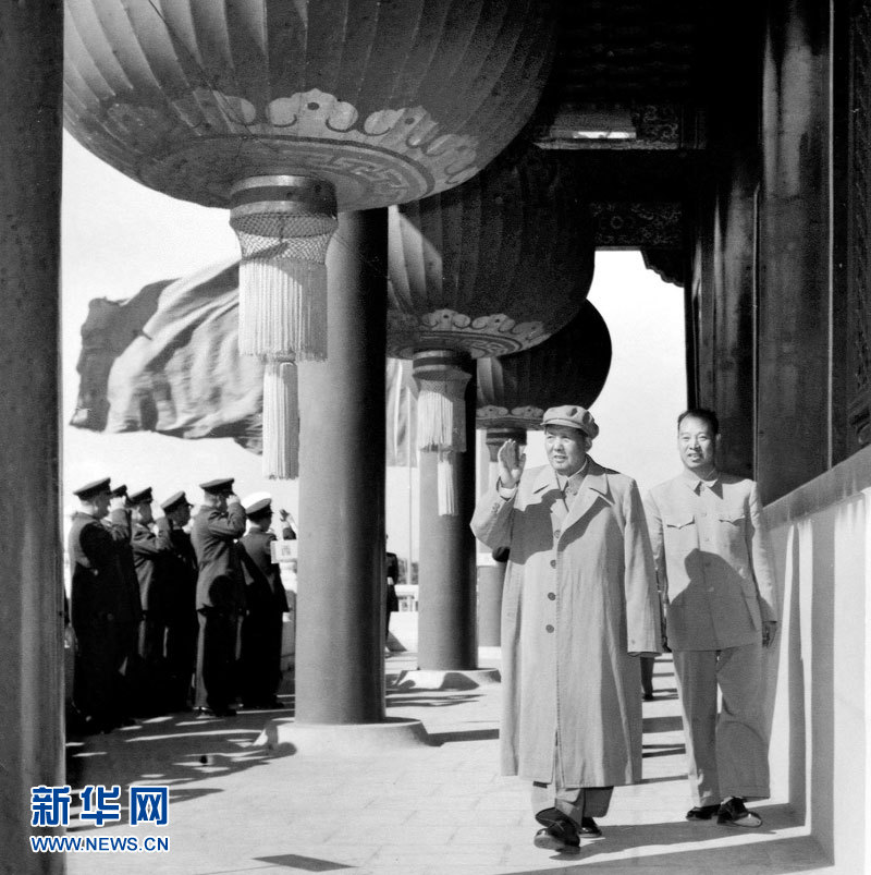 Le 1er octobre 1958, Mao Zedong est sur la tribune de Tian'anmen pour célébrer le 9e anniversaire de la République populaire de Chine.