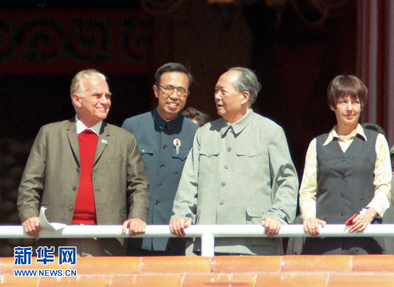 Le 1er octobre 1970, Mao Zedong, Edgar Snow et sa femme, sont sur la porte Tian'anmen. 