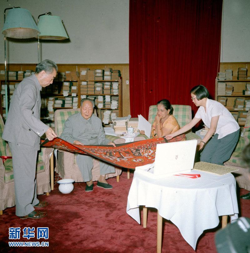Le 28 juin 1972, Mao Zedong et Zhou Enlai rencontrent le premier ministre de la République du Sri Lanka Madame Sirimavo Bandaranaike et admirent son cadeau. 
