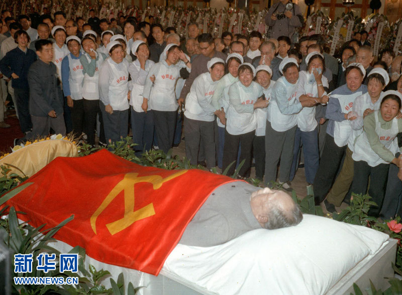 Mao Zedong décède le 9 septembre 1976, à 00 : 10. Les gens de divers milieux sociaux lui rendent un dernier hommage au Grand Palais du peuple.
