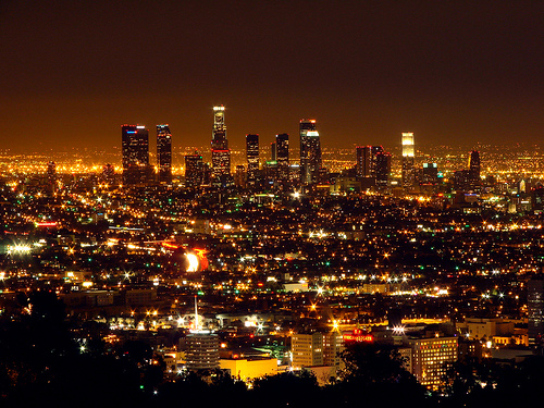 2 Los Angeles. On ne peut pas parler de Los Angeles sans mentionner les films hollywoodiens. Autrement dit, la ville est un témoin de l'industrie florissante du film.