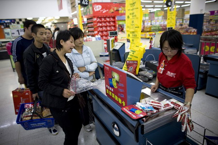 Des clients font la queue dans un supermarché Wal-Mart de Beijing.