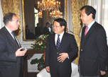 Le ministre chinois de la Culture s'entretient avec son homologue français à Paris