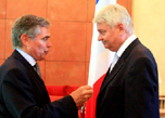 Hervé Ladsous reçoit l'insigne d'Officier de la Légion d'honneur