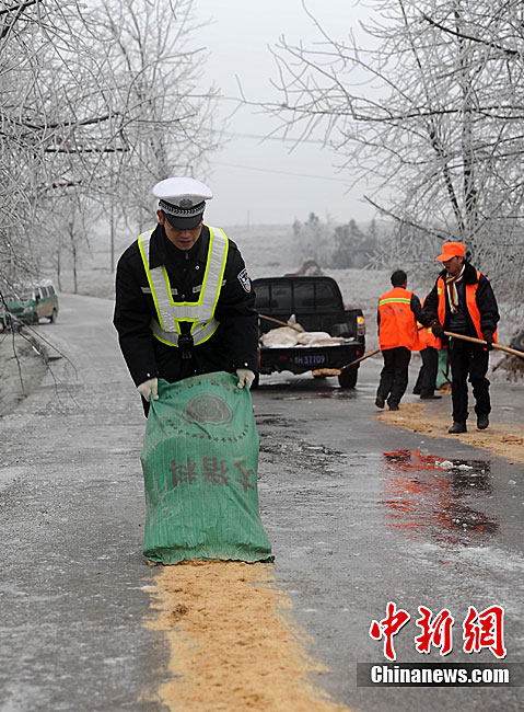 La Chine lance des procédures d'urgence pour lutter contre la pluie verglaçante dans le sud (2)