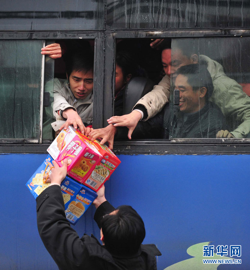 La Chine lance des procédures d'urgence contre la pluie verglaçante dans le sud (7)