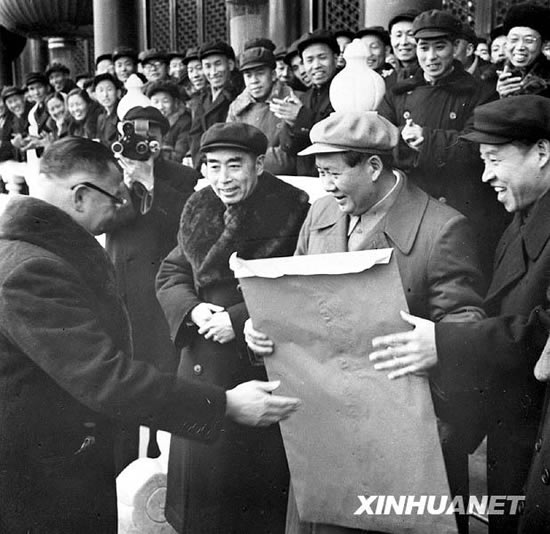 En janvier 1956, lors d&apos;un rassemblement pour la célébration du succès de la transformation socialiste, à Beijing, un représentant de l&apos;industrie et du commerce offre de bonnes nouvelles au président Mao.