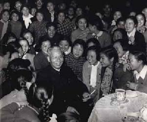 Le premier janvier 1960, Liu Shaoqi avec des élèves lors d&apos;une soirée du Nouvel An.