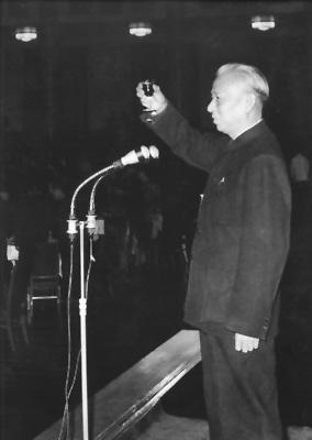 Le premier janvier 1960, Liu Shaoqi prononce un toast lors d&apos;une soirée du Nouvel An. 