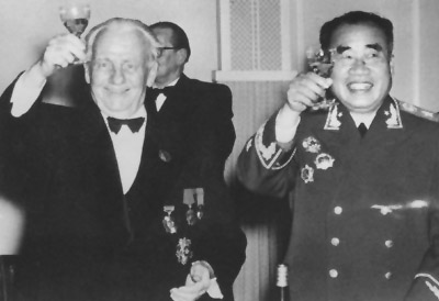 Le 4 janvier 1956, le maréchal Zhu De et Wilhelm Pieck, président de la République démocratique allemande, portent un toast.