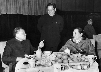 Au Nouvel An 1980, Deng Xiaoping et Song Qingling, veuve de Sun Yat-sen.