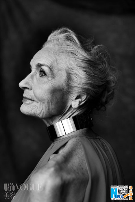 Daphne Selfe, mannequin de 82 ans, pose pour Vogue 2
