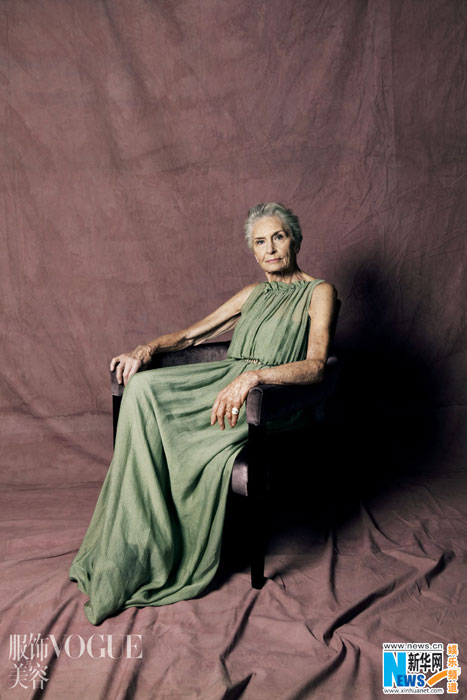 Daphne Selfe, mannequin de 82 ans, pose pour Vogue 3