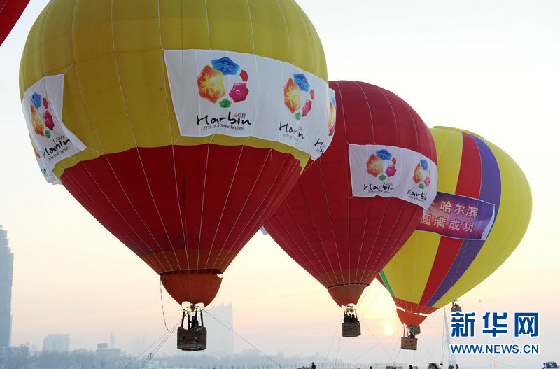 Le 5 janvier, une représentation de montgolfières pour célébrer l&apos;inauguration du festival de glace de Harbin
