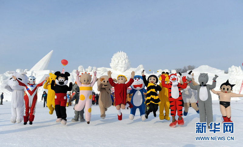 Le 5 janvier, des acteurs en costumes de dessins animés célèbrent le début du festival devant les sculptures de la foire de neige sur l&apos;île de soleil.