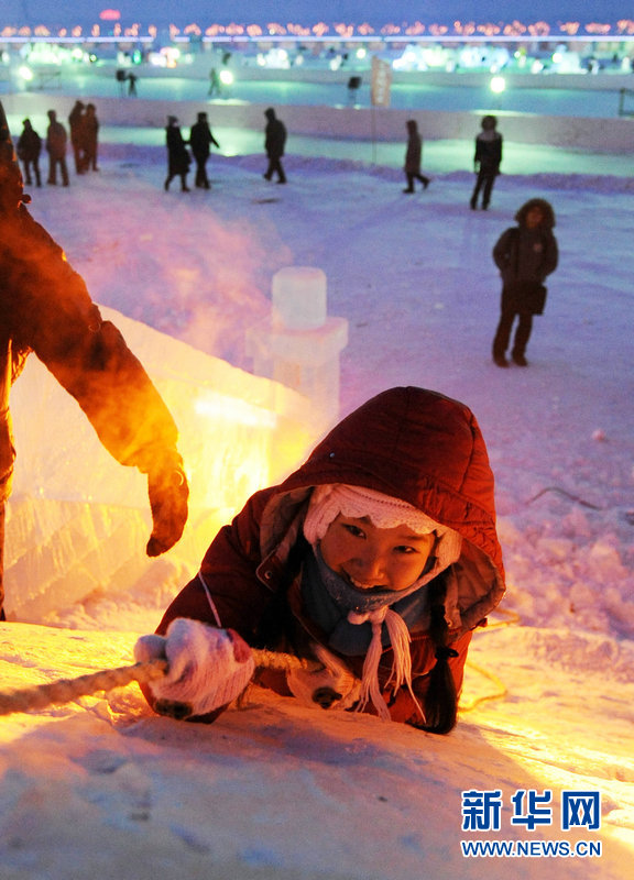 Le 5 janvier, des touristes dans le parc « Joyeuse vallée de glace » du fleuve Songhuajiang.