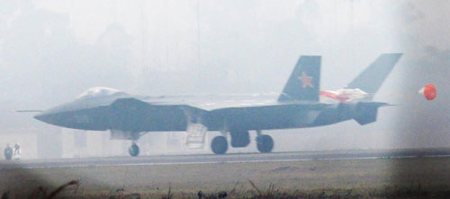 Le premier avion de combat furtif chinois Jian 20 a réussi son vol d'essai