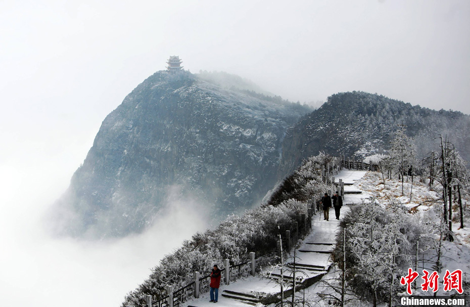 Le mont Emei couvert de neige(1)