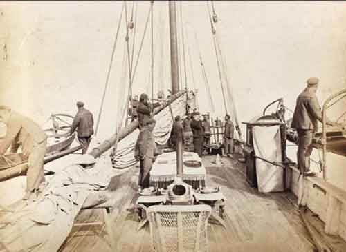 6. Un bateau de patrouilles des douanes du port de Ningbo. (photo prise en 1870)