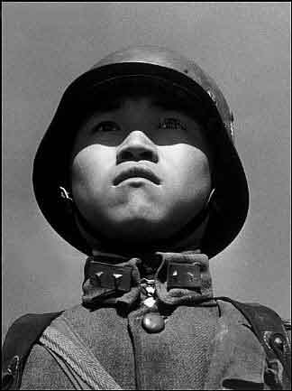 8. Cette photo a été prise durant la guerre de résistance contre le Japon (1937-1945). Le soldat représente la confiance de la Chine.