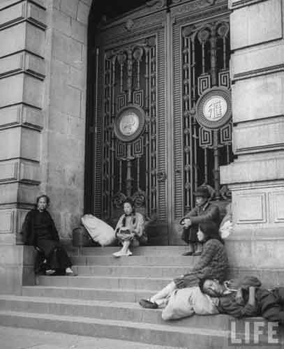 9. Une famille pauvre devant une banque fermée. (Photo prise en 1945, par George Lacks, à Shanghai)