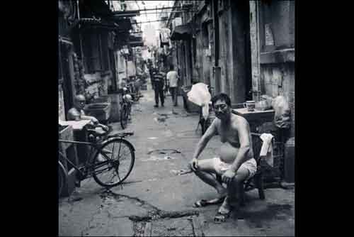 17. « L'homme prenant le frais », photo prise à Shanghai par le photographe américain Howard French. 