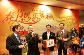 Liu Haixing, ministre et chargé d&apos;affaires de l&apos;ambassade de Chine en France, annonce le numéro gagnant.