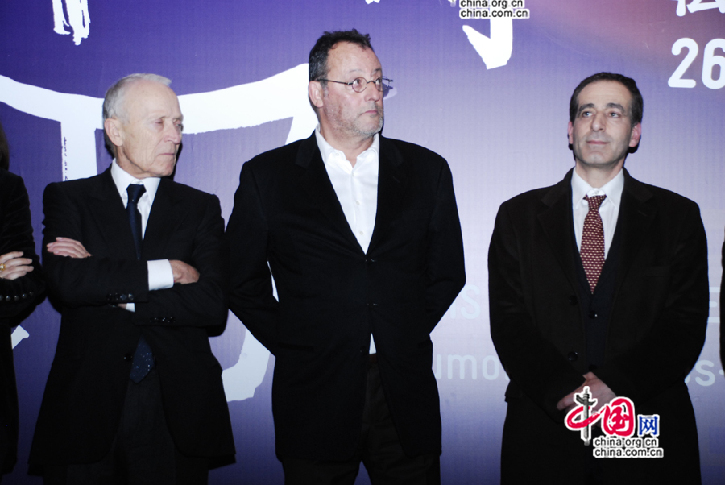 Jean Reno (centre) participe à la cérémonie d'inauguration. (Photographe: Cai Yintong)